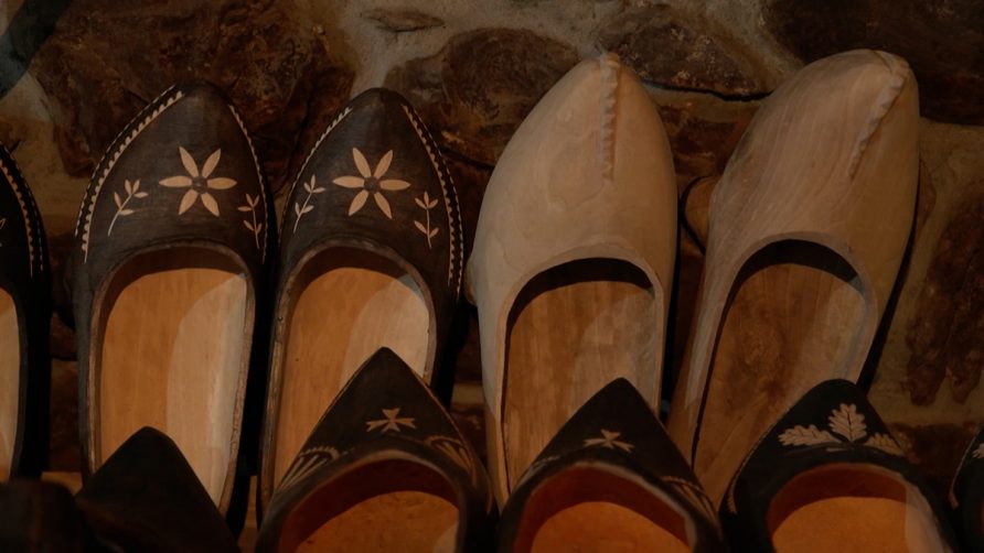 La madreña, el calzado asturiano que sobrevive en el siglo XXI